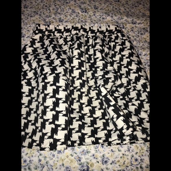 NWT Express Houndstooth Skirt 😍😘 - Picture 1 of 2
